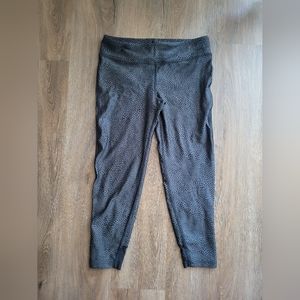 VGUC Girls Under Armour Grey Athletic Capri Leggings, Size Medium